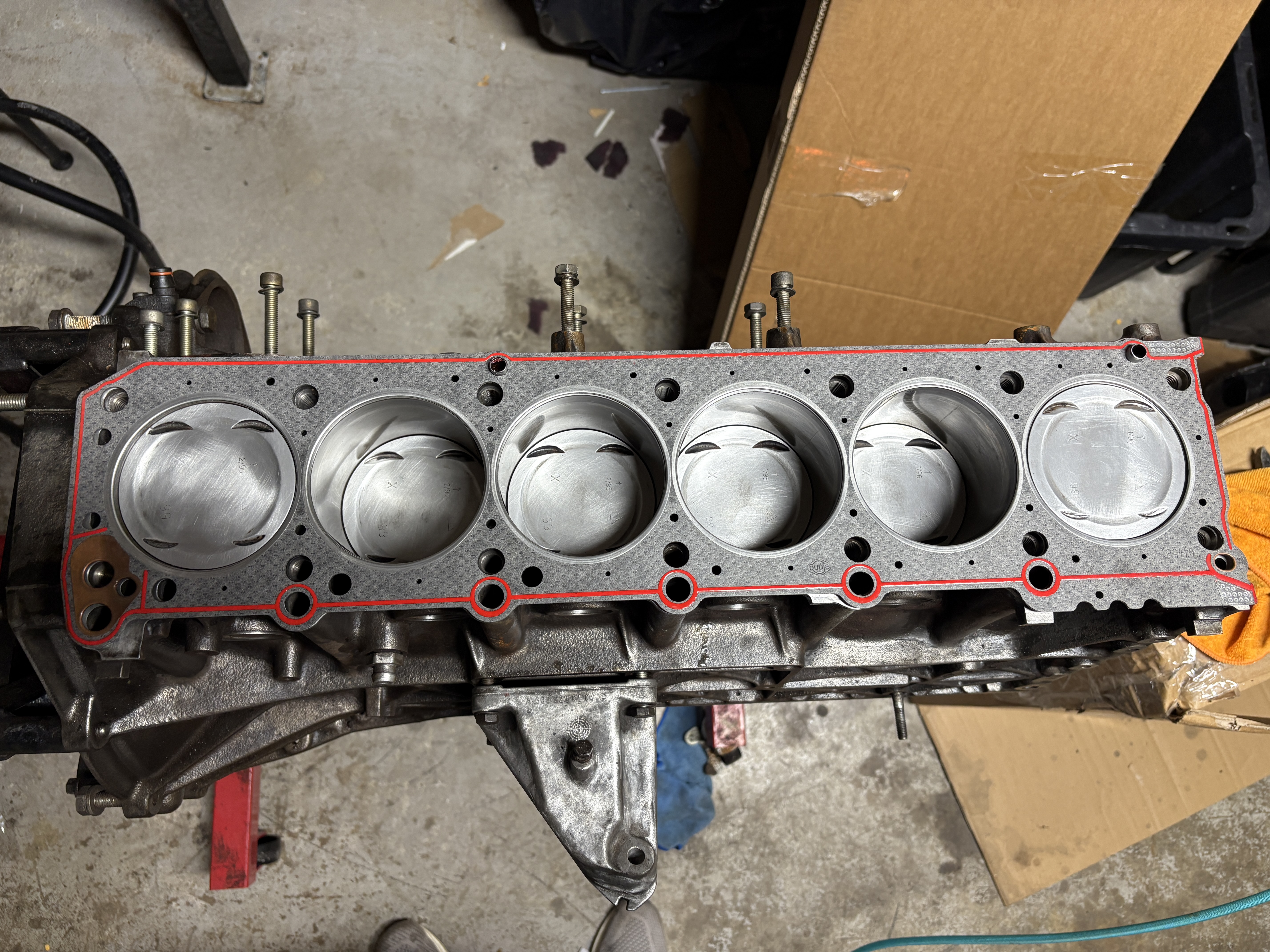 Fresh pistons and head gasket in Mercedes M104 block