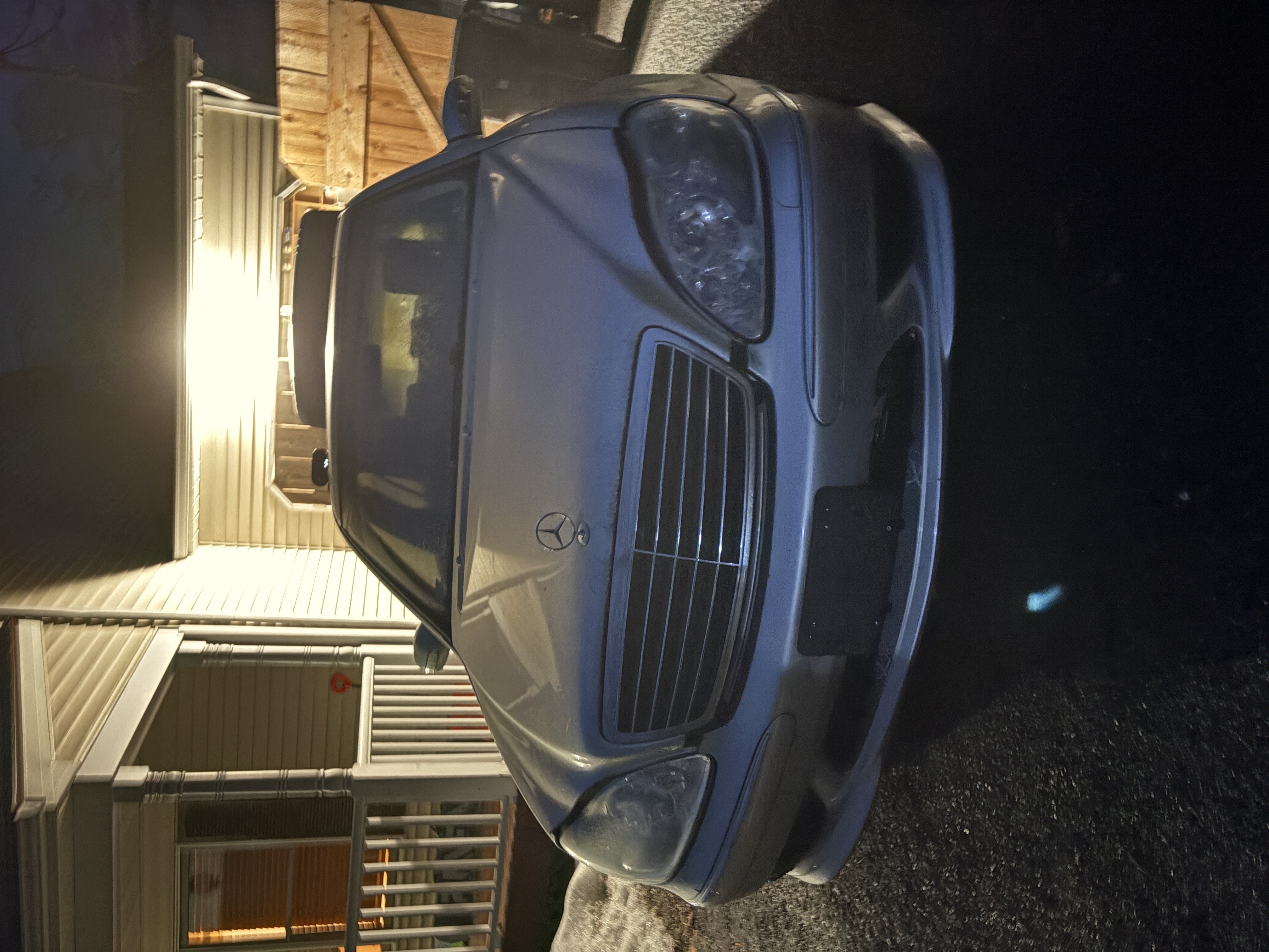 Mercedes S500 W220 photographed at night