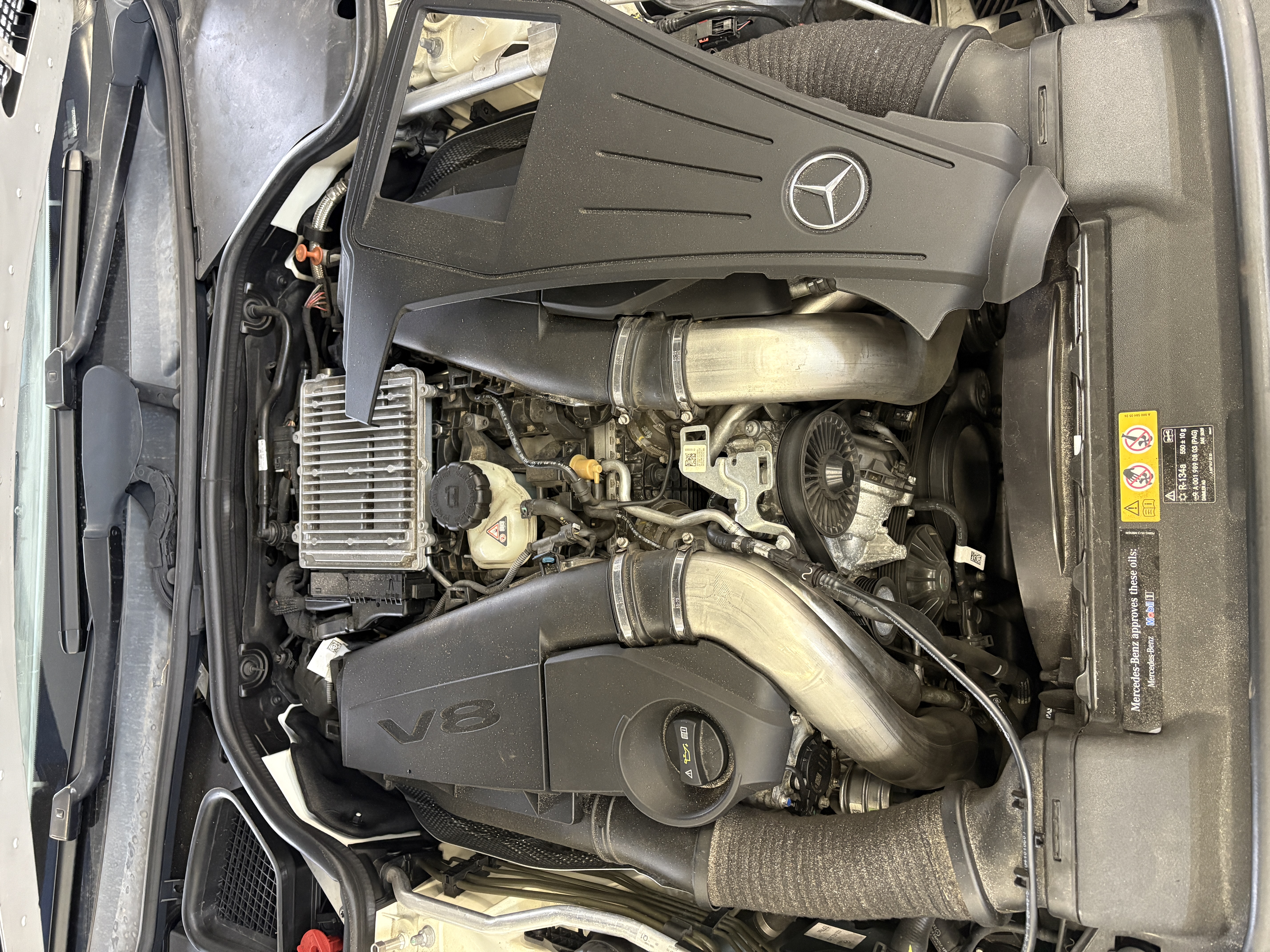 Mercedes SL V8 M119 engine bay