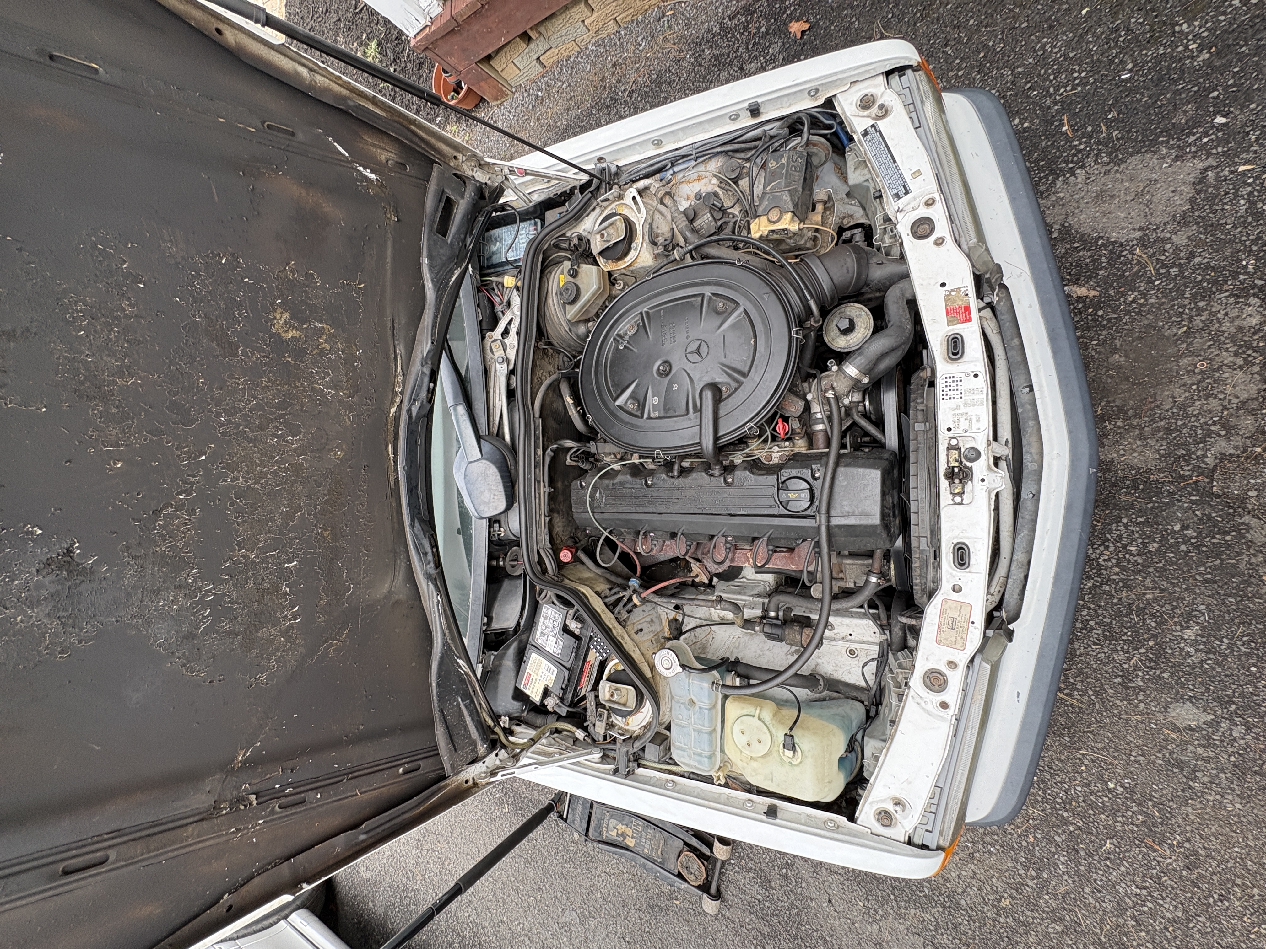 Mercedes W124 engine bay top view